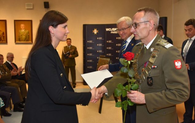 Rozpoczęcie roku akademickiego w wojskowym instytucie medycznym. Dyrektor WIM rozdaje dyplomy.