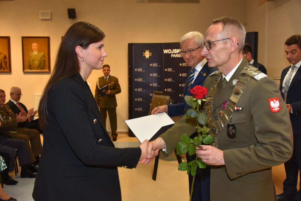 Rozpoczęcie roku akademickiego w wojskowym instytucie medycznym. Dyrektor WIM rozdaje dyplomy.