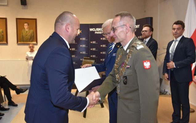 Rozpoczęcie roku akademickiego w wojskowym instytucie medycznym. Dyrektor WIM rozdaje dyplomy.