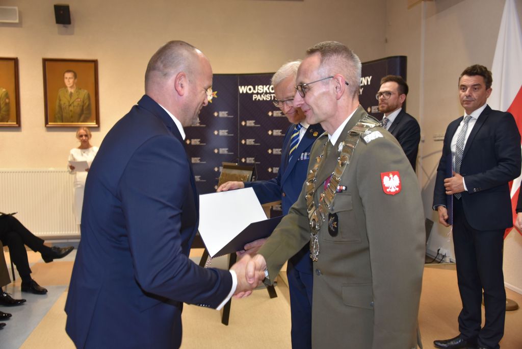 Rozpoczęcie roku akademickiego w wojskowym instytucie medycznym. Dyrektor WIM rozdaje dyplomy.