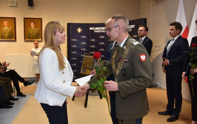Rozpoczęcie roku akademickiego w wojskowym instytucie medycznym. Dyrektor WIM rozdaje dyplomy.