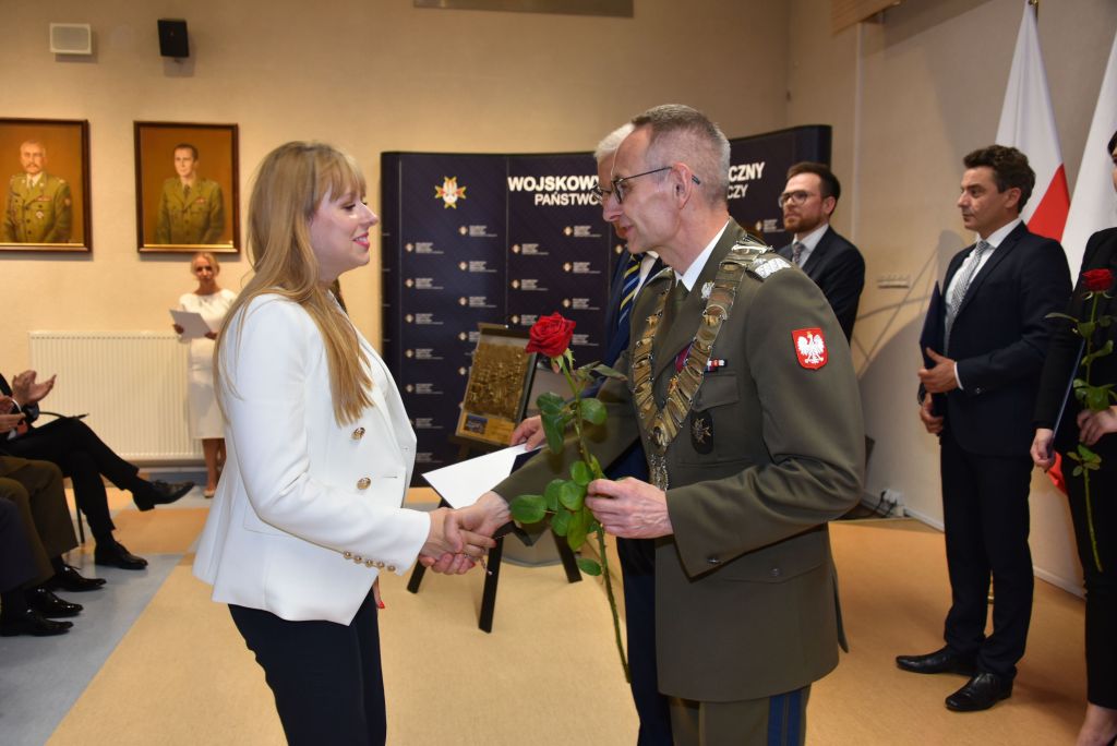 Rozpoczęcie roku akademickiego w wojskowym instytucie medycznym. Dyrektor WIM rozdaje dyplomy.