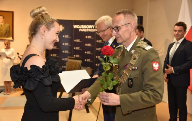 Rozpoczęcie roku akademickiego w wojskowym instytucie medycznym. Dyrektor WIM rozdaje dyplomy.