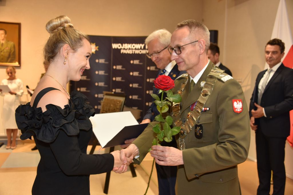 Rozpoczęcie roku akademickiego w wojskowym instytucie medycznym. Dyrektor WIM rozdaje dyplomy.