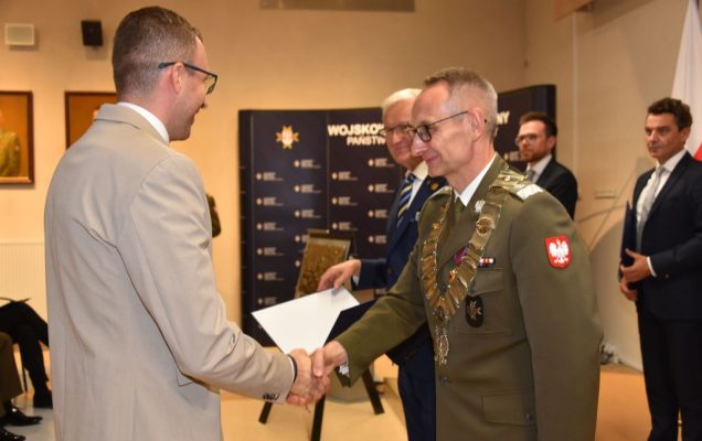 Rozpoczęcie roku akademickiego w wojskowym instytucie medycznym. Dyrektor WIM rozdaje dyplomy.