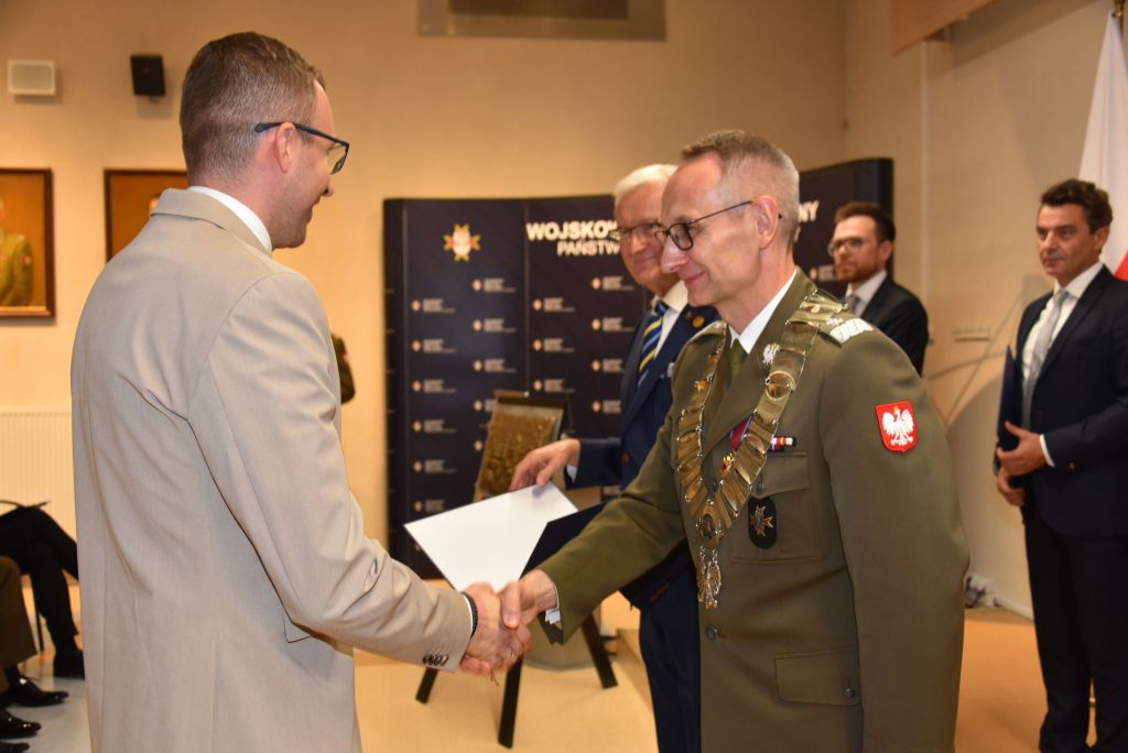 Rozpoczęcie roku akademickiego w wojskowym instytucie medycznym. Dyrektor WIM rozdaje dyplomy.