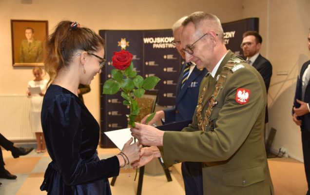Rozpoczęcie roku akademickiego w wojskowym instytucie medycznym. Dyrektor WIM rozdaje dyplomy.