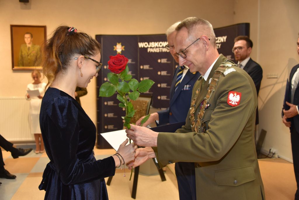 Rozpoczęcie roku akademickiego w wojskowym instytucie medycznym. Dyrektor WIM rozdaje dyplomy.