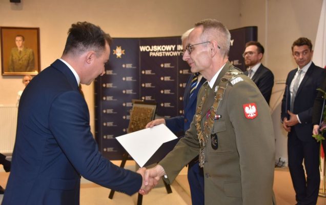 Rozpoczęcie roku akademickiego w wojskowym instytucie medycznym. Dyrektor WIM rozdaje dyplomy.