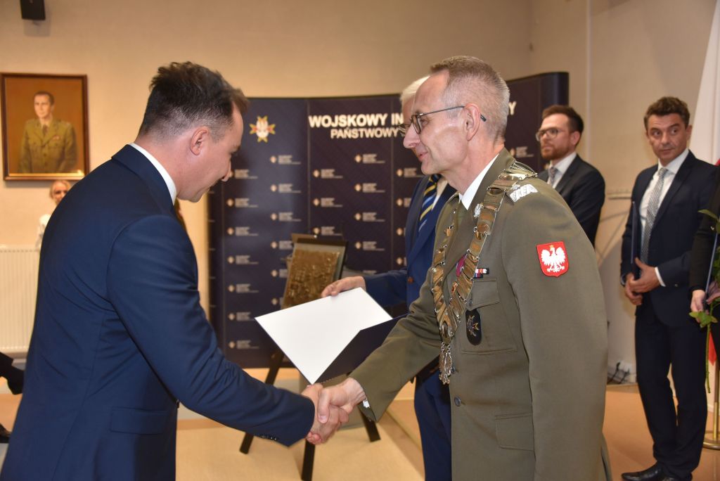 Rozpoczęcie roku akademickiego w wojskowym instytucie medycznym. Dyrektor WIM rozdaje dyplomy.