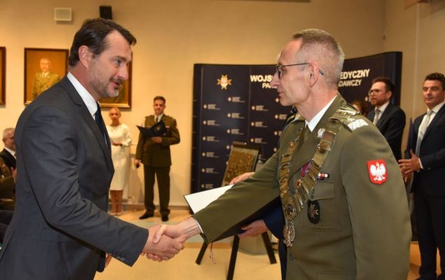 Rozpoczęcie roku akademickiego w wojskowym instytucie medycznym. Dyrektor WIM rozdaje dyplomy.
