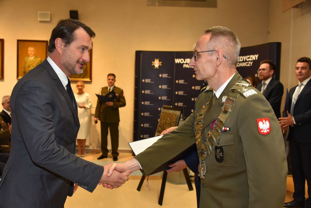 Rozpoczęcie roku akademickiego w wojskowym instytucie medycznym. Dyrektor WIM rozdaje dyplomy.