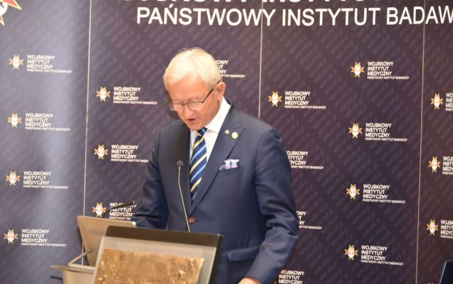 Rozpoczęcie roku akademickiego w wojskowym instytucie medycznym. Prelegent przy mównicy.