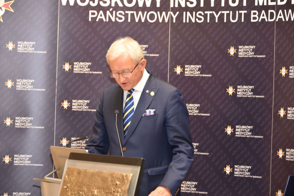 Rozpoczęcie roku akademickiego w wojskowym instytucie medycznym. Prelegent przy mównicy.