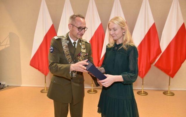 Rozpoczęcie roku akademickiego w wojskowym instytucie medycznym. Dyrektor WIM wręcza nagrody.