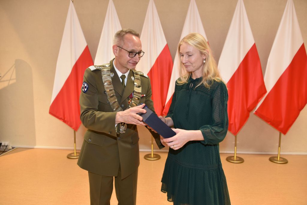 Rozpoczęcie roku akademickiego w wojskowym instytucie medycznym. Dyrektor WIM wręcza nagrody.