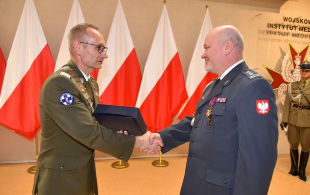Rozpoczęcie roku akademickiego w wojskowym instytucie medycznym. Dyrektor WIM wręcza nagrody.