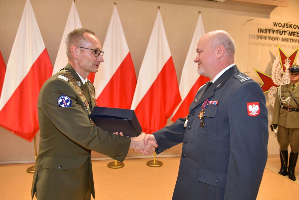 Rozpoczęcie roku akademickiego w wojskowym instytucie medycznym. Dyrektor WIM wręcza nagrody.