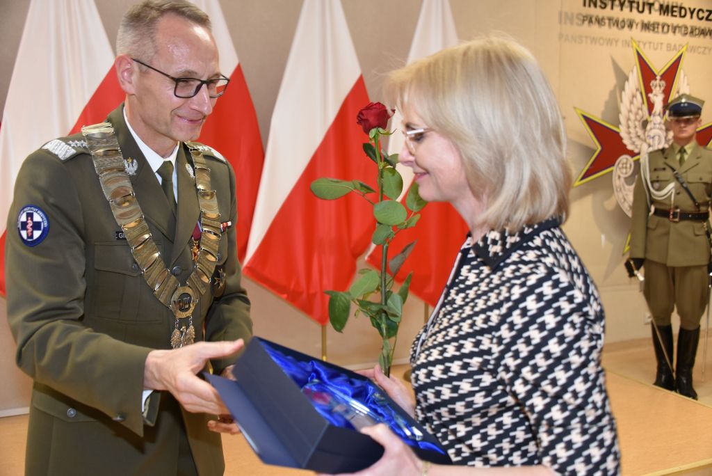 Rozpoczęcie roku akademickiego w wojskowym instytucie medycznym. Dyrektor WIM wręcza nagrody.