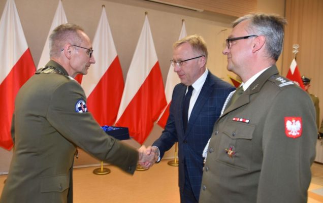 Rozpoczęcie roku akademickiego w wojskowym instytucie medycznym. Dyrektor WIM wręcza nagrody.
