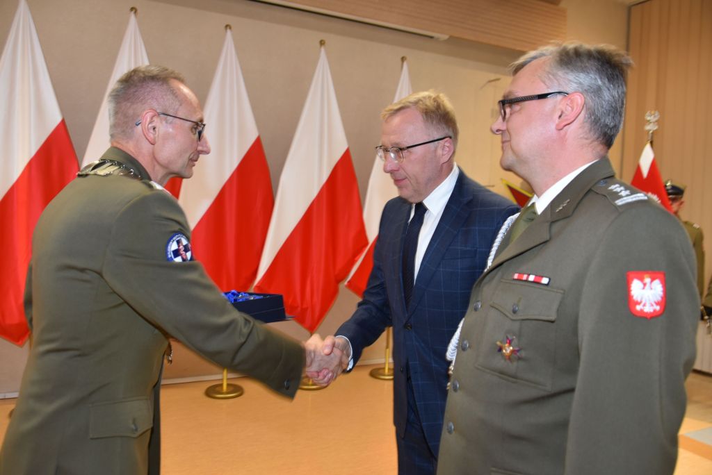 Rozpoczęcie roku akademickiego w wojskowym instytucie medycznym. Dyrektor WIM wręcza nagrody.