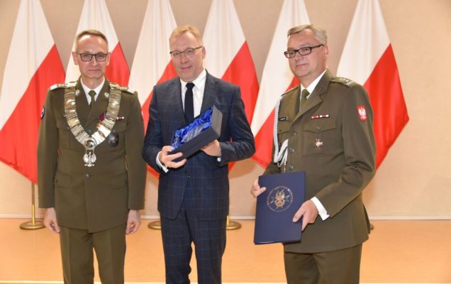 Rozpoczęcie roku akademickiego w wojskowym instytucie medycznym. Dyrektor WIM wręcza nagrody.