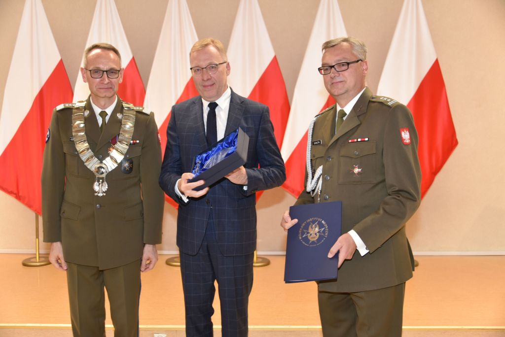 Rozpoczęcie roku akademickiego w wojskowym instytucie medycznym. Dyrektor WIM wręcza nagrody.