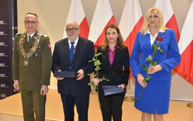 Rozpoczęcie roku akademickiego w wojskowym instytucie medycznym. Dyrektor WIM wręcza nagrody.