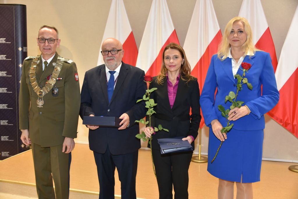 Rozpoczęcie roku akademickiego w wojskowym instytucie medycznym. Dyrektor WIM wręcza nagrody.