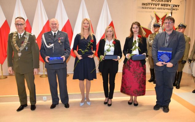 Rozpoczęcie roku akademickiego w wojskowym instytucie medycznym. Dyrektor WIM wręcza nagrody.
