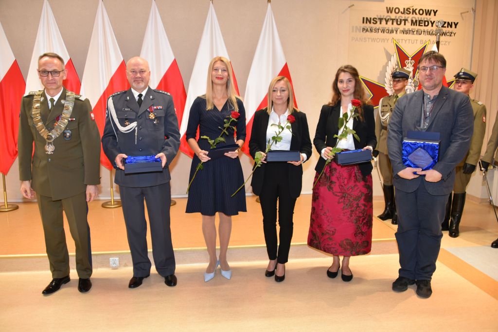 Rozpoczęcie roku akademickiego w wojskowym instytucie medycznym. Dyrektor WIM wręcza nagrody.