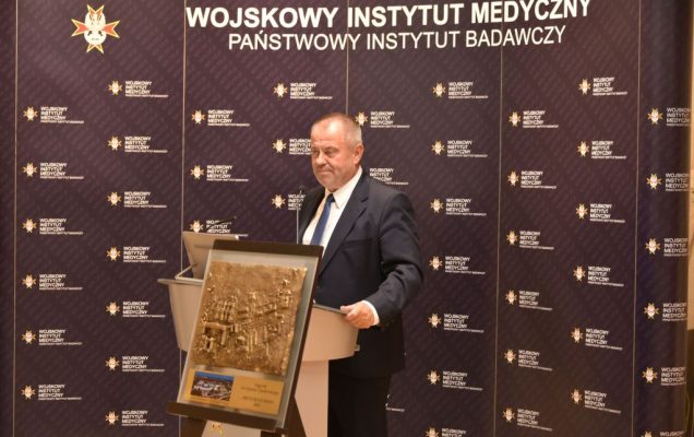 Rozpoczęcie roku akademickiego w wojskowym instytucie medycznym. Rektor UW przy mównicy.