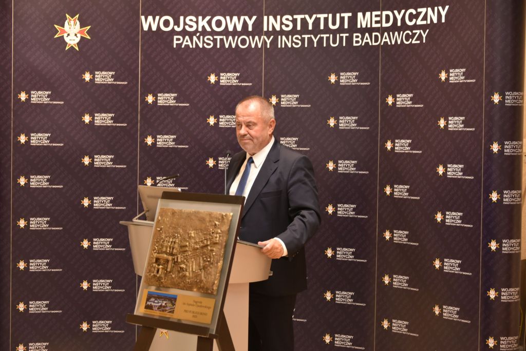 Rozpoczęcie roku akademickiego w wojskowym instytucie medycznym. Rektor UW przy mównicy.