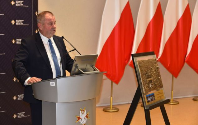 Rozpoczęcie roku akademickiego w wojskowym instytucie medycznym. Rektor UW przy mównicy.