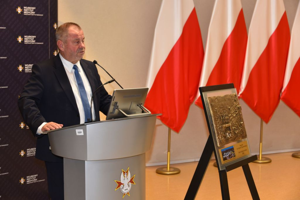 Rozpoczęcie roku akademickiego w wojskowym instytucie medycznym. Rektor UW przy mównicy.