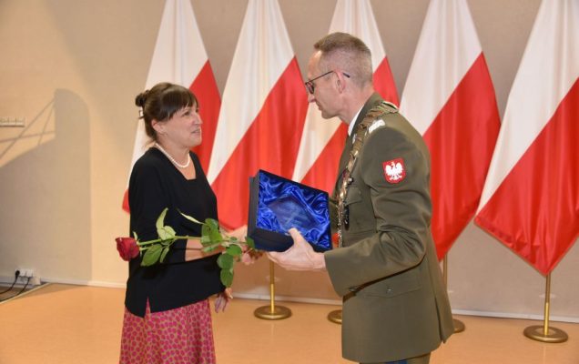 Rozpoczęcie roku akademickiego w wojskowym instytucie medycznym. Dyrektor WIM wręcza nagrodę.
