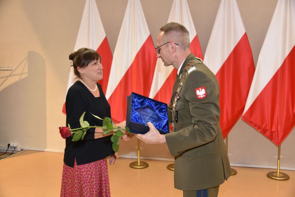 Rozpoczęcie roku akademickiego w wojskowym instytucie medycznym. Dyrektor WIM wręcza nagrodę.