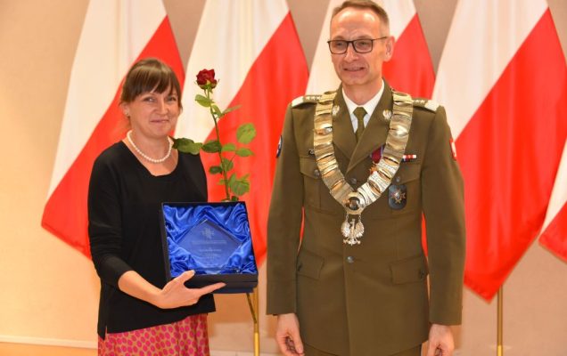 Rozpoczęcie roku akademickiego w wojskowym instytucie medycznym. Dyrektor WIM wręcza nagrodę.