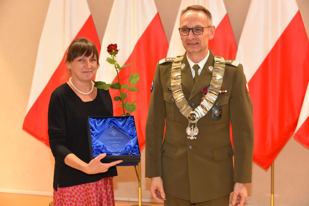 Rozpoczęcie roku akademickiego w wojskowym instytucie medycznym. Dyrektor WIM wręcza nagrodę.