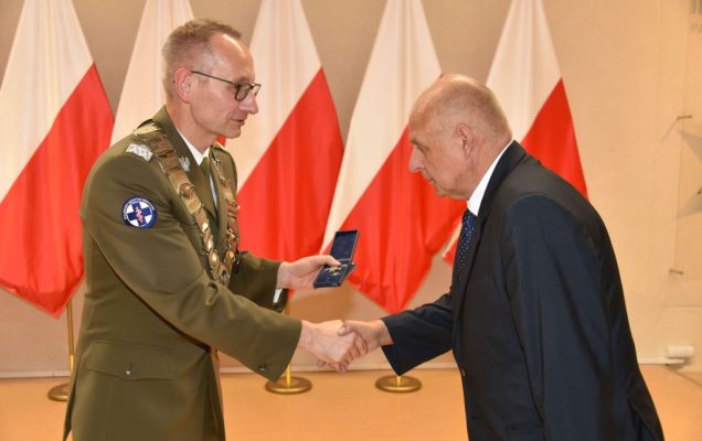 Rozpoczęcie roku akademickiego w wojskowym instytucie medycznym. Dyrektor WIM wręcza nagrodę.