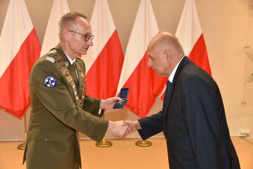Rozpoczęcie roku akademickiego w wojskowym instytucie medycznym. Dyrektor WIM wręcza nagrodę.