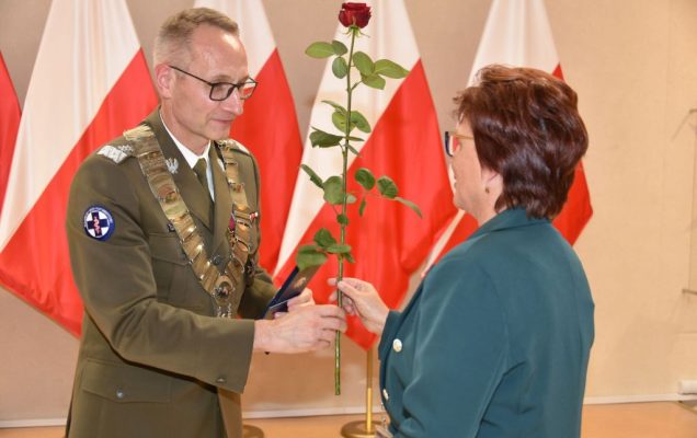 Rozpoczęcie roku akademickiego w wojskowym instytucie medycznym. Dyrektor WIM wręcza nagrodę.