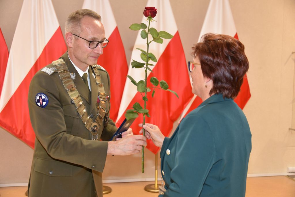 Rozpoczęcie roku akademickiego w wojskowym instytucie medycznym. Dyrektor WIM wręcza nagrodę.