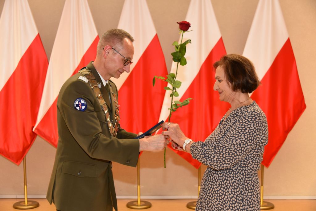 Rozpoczęcie roku akademickiego w wojskowym instytucie medycznym. Dyrektor WIM wręcza nagrodę.