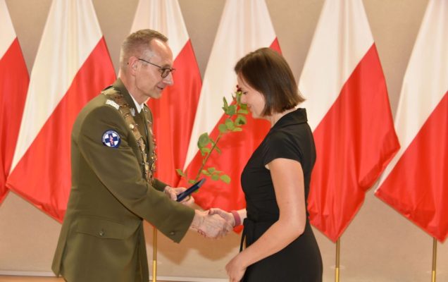 Rozpoczęcie roku akademickiego w wojskowym instytucie medycznym. Dyrektor WIM wręcza nagrodę.
