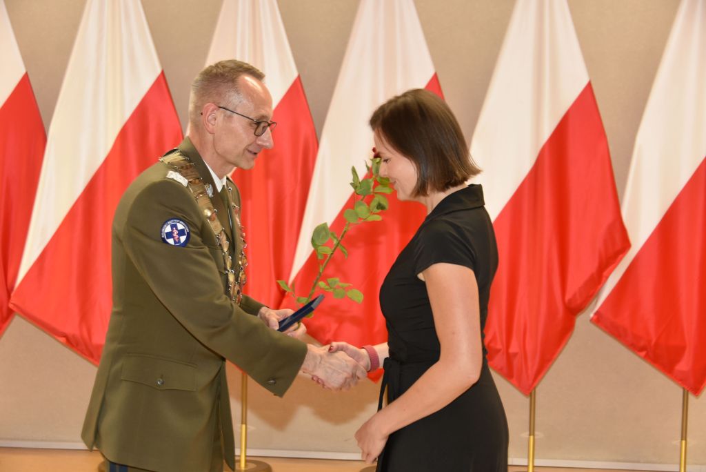 Rozpoczęcie roku akademickiego w wojskowym instytucie medycznym. Dyrektor WIM wręcza nagrodę.