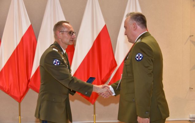Rozpoczęcie roku akademickiego w wojskowym instytucie medycznym. Dyrektor WIM wręcza nagrodę.