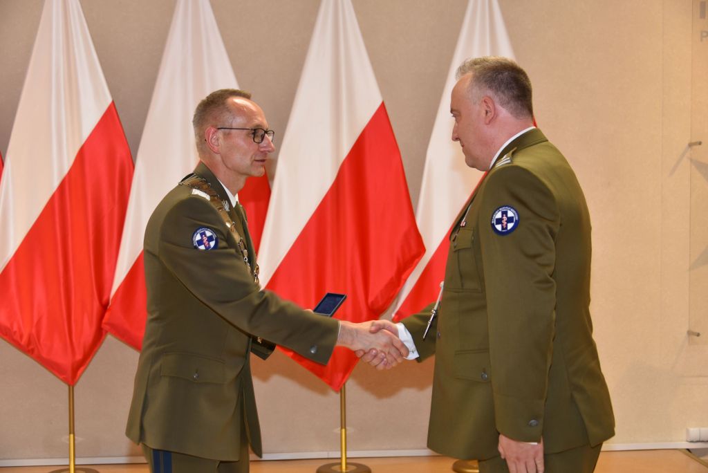 Rozpoczęcie roku akademickiego w wojskowym instytucie medycznym. Dyrektor WIM wręcza nagrodę.