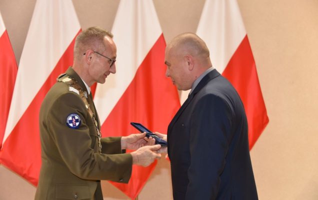 Rozpoczęcie roku akademickiego w wojskowym instytucie medycznym. Dyrektor WIM wręcza nagrodę.