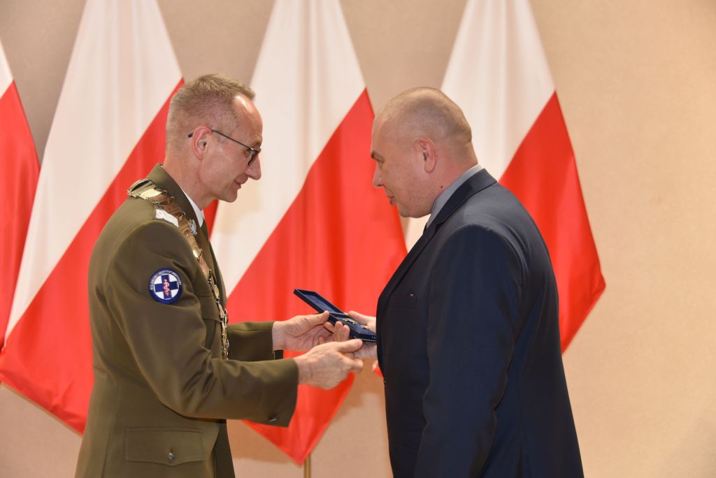 Rozpoczęcie roku akademickiego w wojskowym instytucie medycznym. Dyrektor WIM wręcza nagrodę.